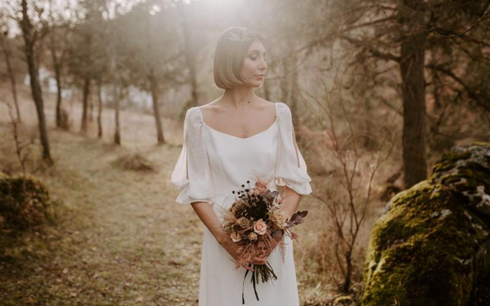 Novia con ramo de flores preservadas